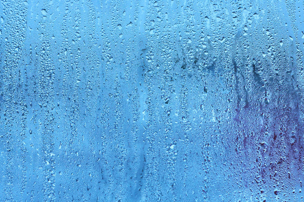 天然水ドロップの背景。窓からす結露湿度の高い、大きな液滴流、冷たいトーン。収集し、データをストリーミング配信 - 写真・画像