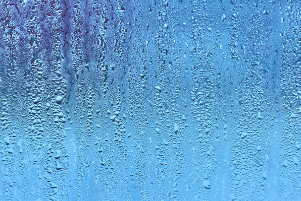 Естественный фон капель воды. Окно стекло с высокой влажностью конденсата, большие капли стекают вниз, холодный тон. Мбаппе и Мбаппе
 - Фото, изображение
