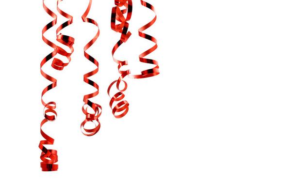 Imágenes de stock de cinta roja. Arco rojo sobre fondo blanco. Fondo festivo con cinta
 - Foto, Imagen