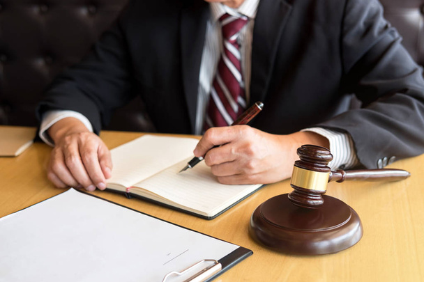 Судья молоток с адвокатами юстиции, бизнесменом по иску или адвокатом
  - Фото, изображение