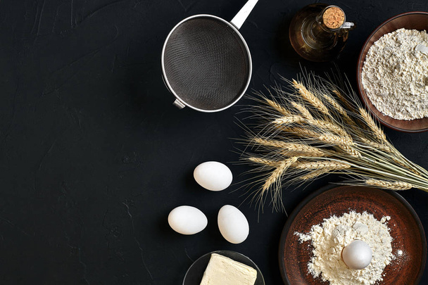 Ингредиенты для приготовления пасты на черном кухонном столе. Вид сверху с пространством для вашего текста - Фото, изображение