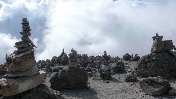 gyűjteménye rock cairns a módja annak, hogy a csúcs a Kilimandzsáró - Fotó, kép