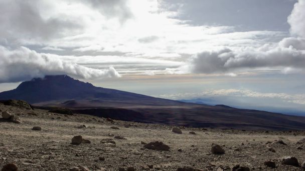 widok na szczyt Mawenzi obok szczytu Kilimandżaro w Tanzanii - Zdjęcie, obraz