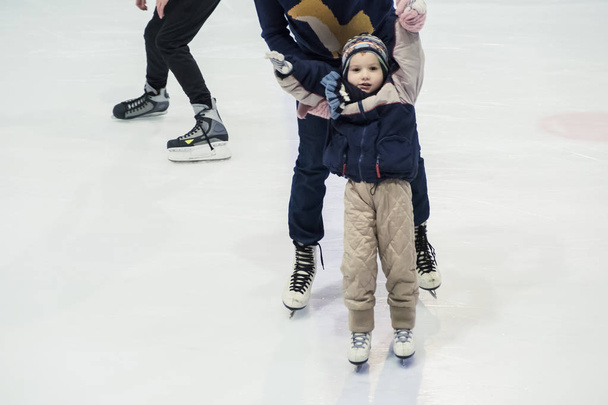 happy little boy and his mother learning ice-skating - Zdjęcie, obraz