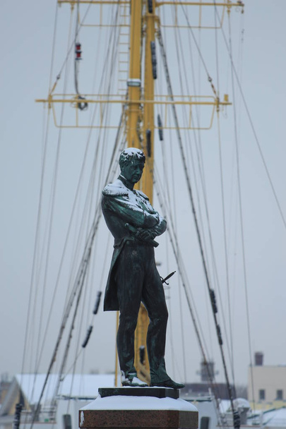 Oroszország, Szentpétervár, egy emlékmű, hogy Kruzenshtern a háttérben egy vitorlás hajó - Fotó, kép