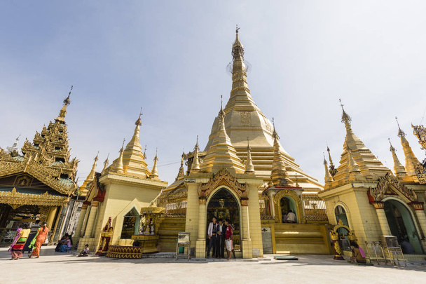 YANGON, MYANMAR, December 25 2017: People come to pray at Sule Pagoda - Foto, Imagem