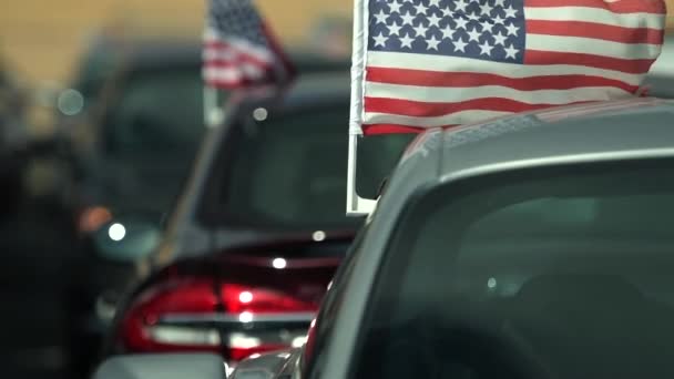 Americký prezident automobily prodej koncept fotografie. Zbrusu nová vozidla na prodej s americké vlajky, které jsou připojeny. Slow Motion záběry - Záběry, video