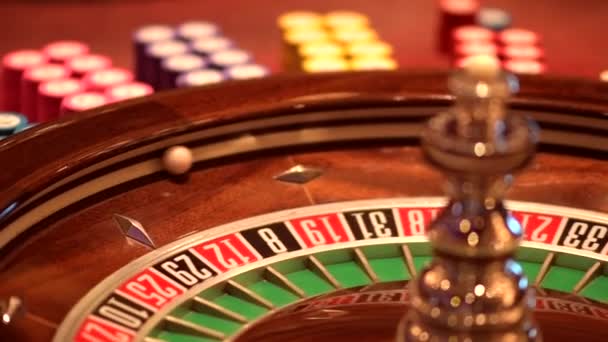 Roulette-Rad drehen. las vegas Roulette Spiel. Rad und Glücksspielchips. Nahaufnahme-Video in Zeitlupe - Filmmaterial, Video