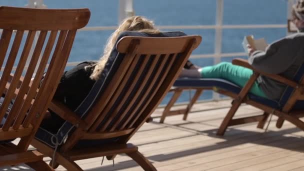Sea Travel e Cruise Ship Relaxe. Pessoas relaxando em cadeiras de convés durante o cruzeiro transatlântico. Filmagem em câmera lenta
 - Filmagem, Vídeo