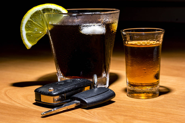 Kokteyl ve viski yanında çubuğunda arabanın anahtarlarını koydu - Fotoğraf, Görsel