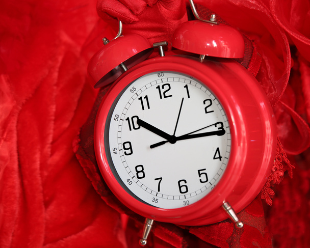 Rood alarm Klok op rode achtergrond - Foto, afbeelding