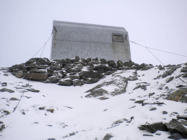 pequena cabana de montanha feita de metal nas regiões alpinas altas da Suíça
 - Foto, Imagem