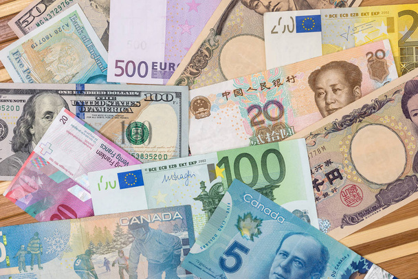 světové měny - amerických dolarů, Evropské euro, švýcarský Frank, čínský jüan a japonský jen - Fotografie, Obrázek