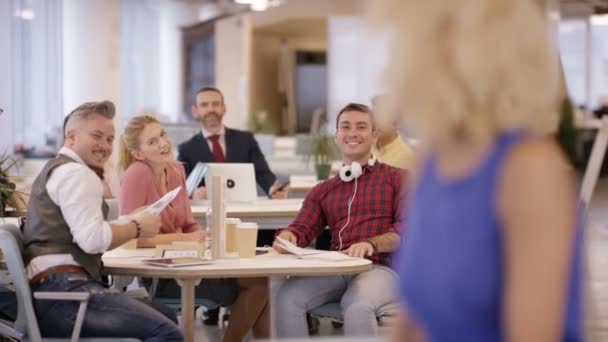 4k πορτρέτο του χαμογελώντας επιχειρηματίας στο γραφείο με προσωπικό που εργάζεται στο παρασκήνιο - Πλάνα, βίντεο