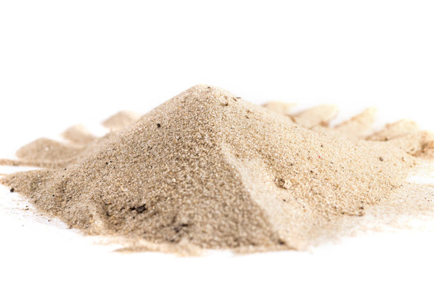pilha de areia isolada no fundo branco, close-up
 - Foto, Imagem