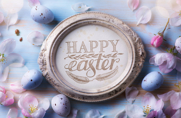 ευτυχισμένο Πάσχα φόντο? Αυγό του Πάσχα και άνοιξη λουλούδια σε μπλε τ - Φωτογραφία, εικόνα