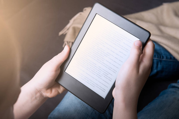 Menina está lendo ebook no dispositivo tablet digital
 - Foto, Imagem