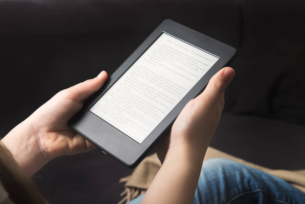Το κορίτσι ανάγνωση ebook σε ψηφιακή δισκίο συσκευή - Φωτογραφία, εικόνα