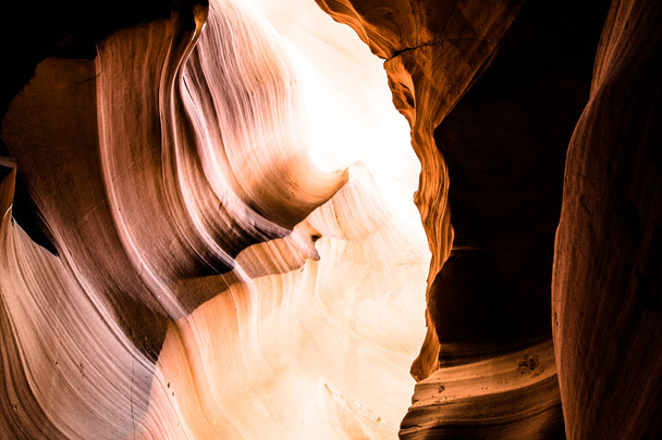 οριζόντια άποψη για μια όμορφη υποδοχή φαράγγι και κόκκινα βράχια στην έρημο της Αριζόνα - Φωτογραφία, εικόνα
