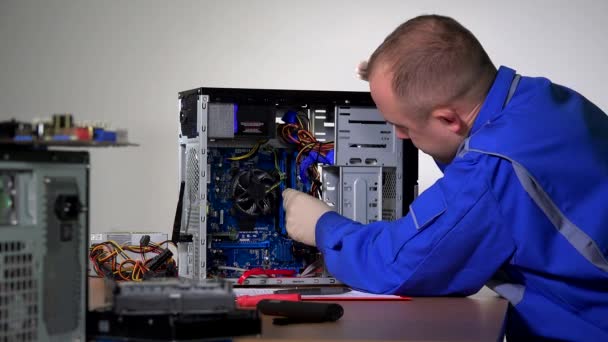 képzett szakember man install ram memória lemez asztali számítógéphez - Felvétel, videó
