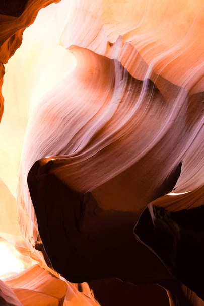 vue verticale d'un magnifique canyon à fente et de rochers rouges dans le désert de l'Arizona
 - Photo, image