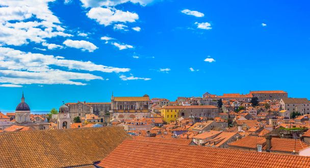 panorama dubrovnik stadtbild kroatien. / malerische Aussicht auf die malerische mittelalterliche Stadt Dubrovnik in Südkroatien, UNESCO-Weltkulturerbe. - Foto, Bild