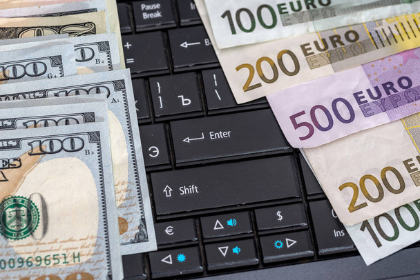 Dollaro contro banconote in euro come sfondo per il concetto di business
. - Foto, immagini