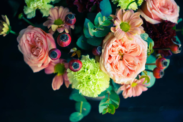 Caja de flores con rosas
 - Foto, imagen