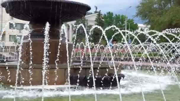 letní fontána v centru města - Záběry, video