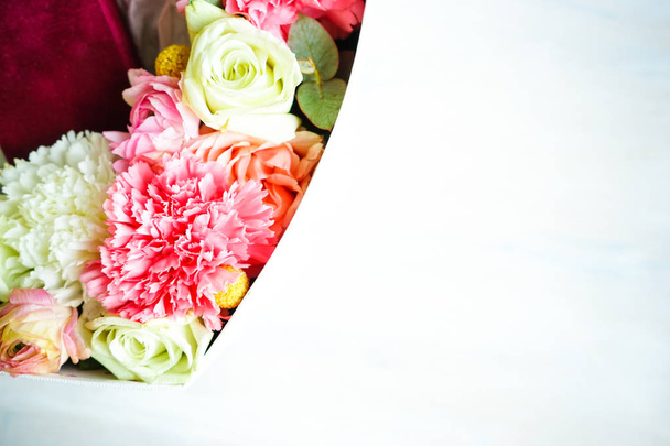 Boîte en forme de coeur avec des roses et des fleurs d'anémone
 - Photo, image