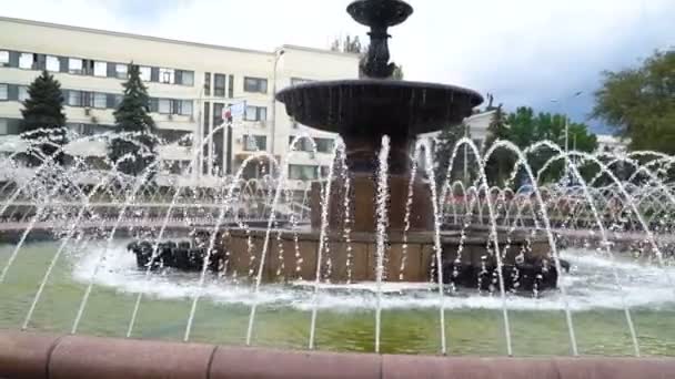 letni fontanny w centrum miasta - Materiał filmowy, wideo