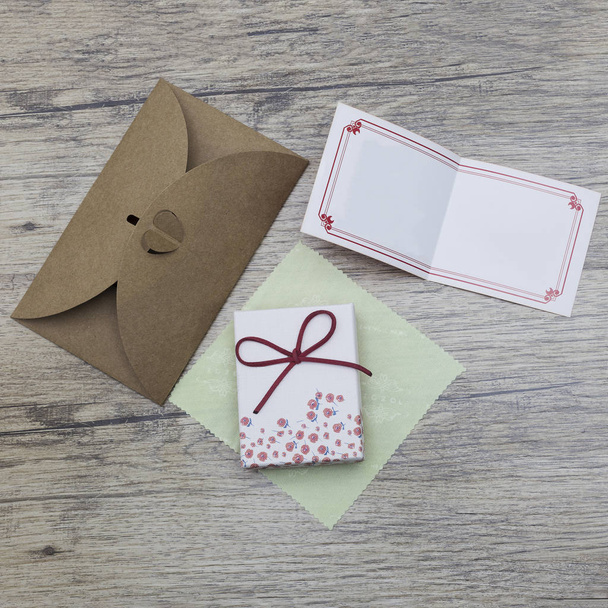Prázdné dárkové karty, dárkové krabičky a otevřené plavidlo obálku s hearton dřevo. - Fotografie, Obrázek
