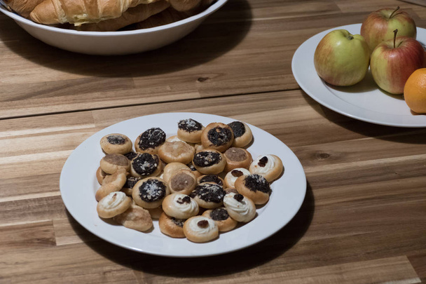 jednoduchý party občerstvení na dřevěný stůl - Fotografie, Obrázek