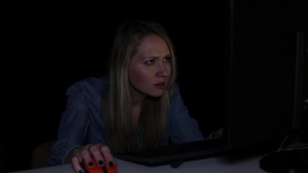 eine Spielerin spielt nachts am Computer. - Filmmaterial, Video
