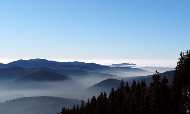Πανοραμική θέα της οροσειράς των Καρπαθίων με σύννεφα με τα Ro - Φωτογραφία, εικόνα