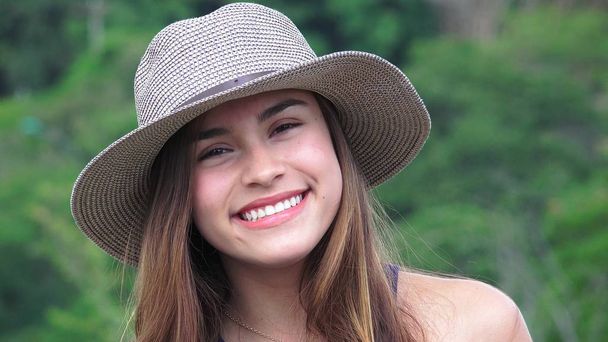 Happy Teen Girl Wearing Hat - Foto, afbeelding