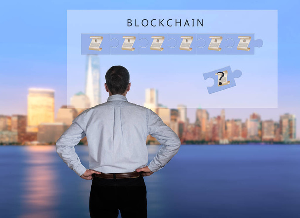 Tecnólogo senior mirando la ilustración de blockchain
 - Foto, imagen