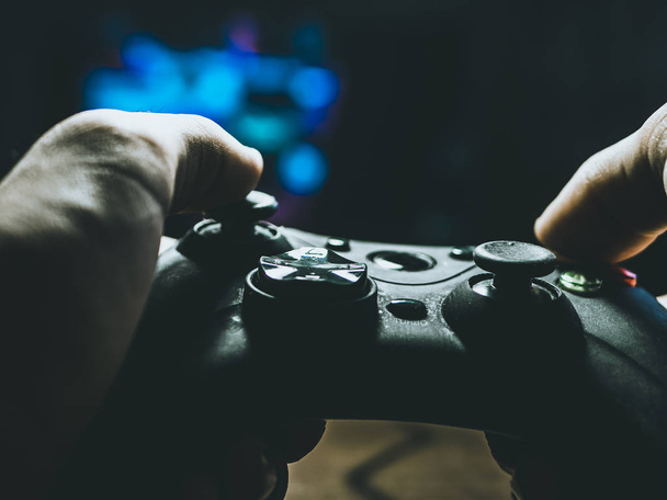 Detail osoby držící gamepad a hraní her - Fotografie, Obrázek
