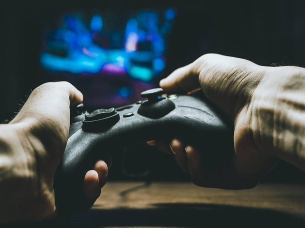videojáték vezérlő botkormány-a kezében a tv játék - Fotó, kép