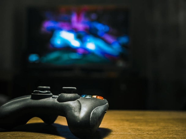 изолированный контроллер видеоигры геймпада на столе
 - Фото, изображение