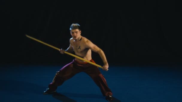 Hombre concentrado entrenamiento wushu artes marciales
 - Metraje, vídeo