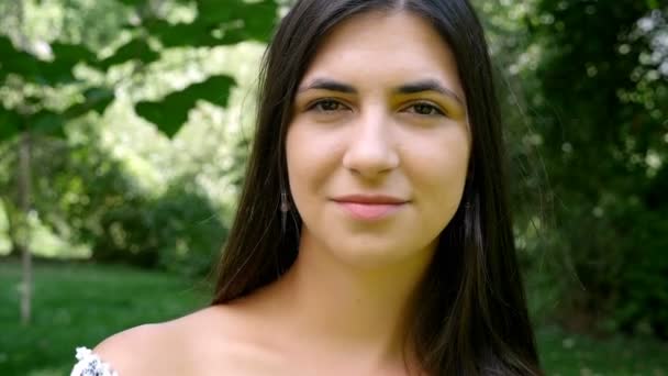Portrét krásné mladé ženy s úsměvem, 4k - Záběry, video