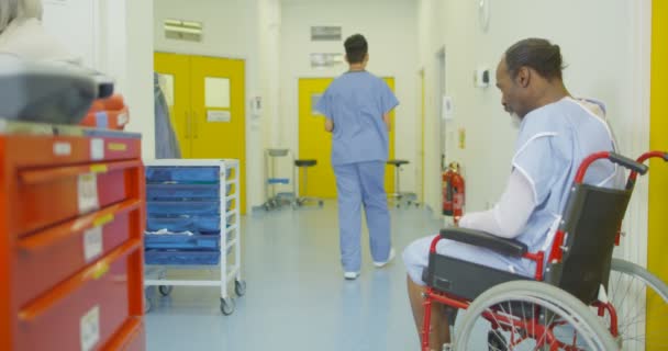 4 k szomorú ember egyedül ül a tolószékében elfoglalt Kórház területén - Felvétel, videó