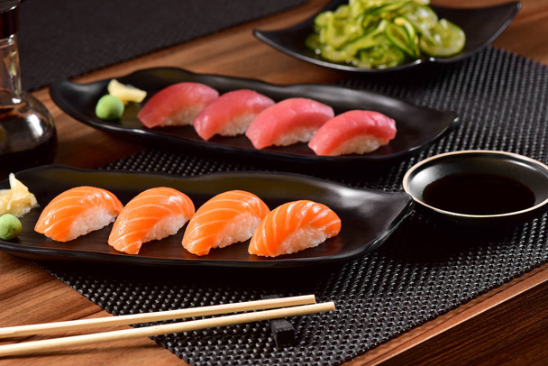 Atum e salmão nigiri sushi
 - Foto, Imagem