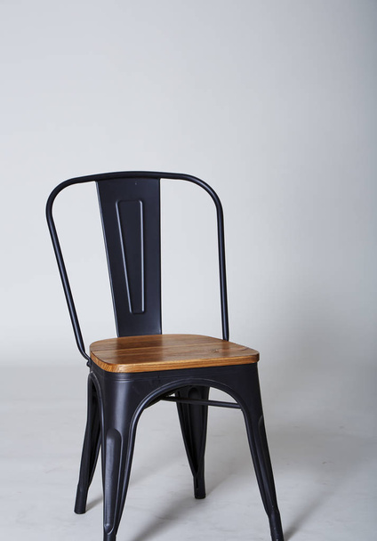 Aço com cadeira de madeira na parede de fundo texturizado cinza espaço de cópia
 - Foto, Imagem