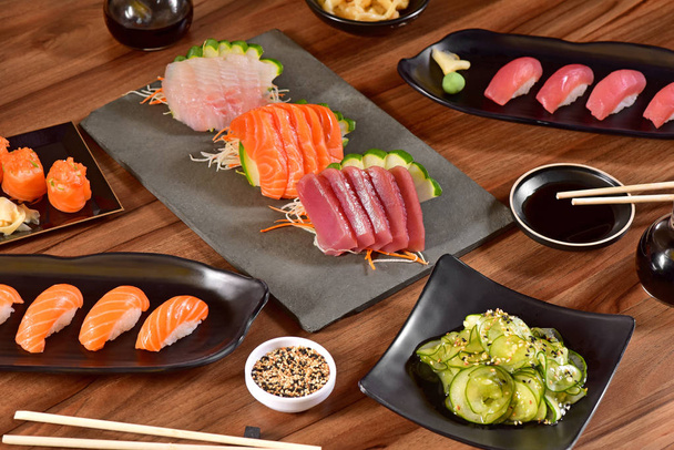 Tonhal, lazac, fehér hal sashimi szeletek - Fotó, kép
