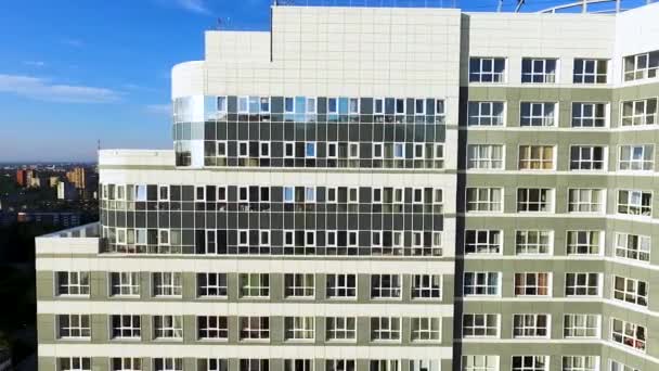 A légi felvétel a lakás építése vagy bérház nap tükörképe. Klip. Nagy fehér modern apartman épület nézet az égből, - Felvétel, videó