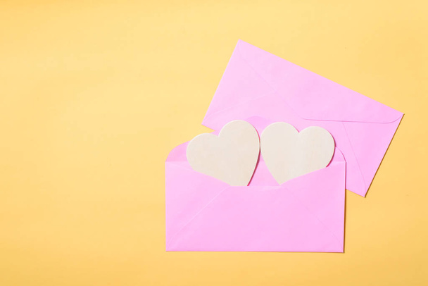 Roze envelop met wit hart binnen - Foto, afbeelding