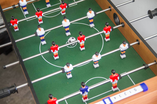 Επιτραπέζιο ποδόσφαιρο ή ποδόσφαιρο παιχνίδι με κόκκινα και λευκά παίκτη - Φωτογραφία, εικόνα