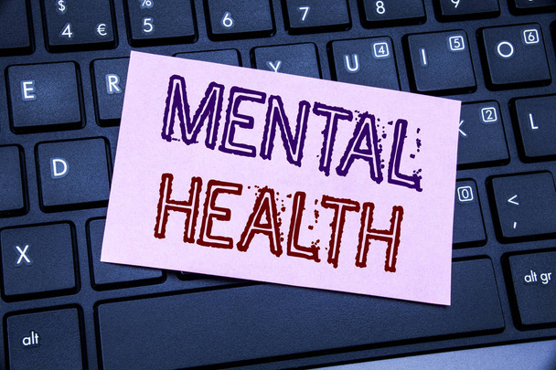 Текст оголошення, що показує психічне здоров'я. Бізнес-концепція тривоги розлад хвороб, написаний на липкому папері на фоні чорної клавіатури
. - Фото, зображення